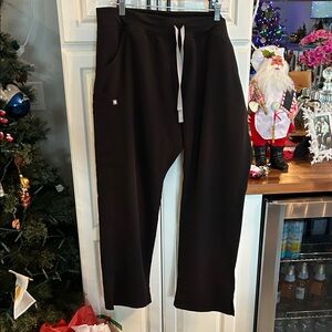 Figs Women's Straight Leg Scrub Pants in Black with White Drawstring